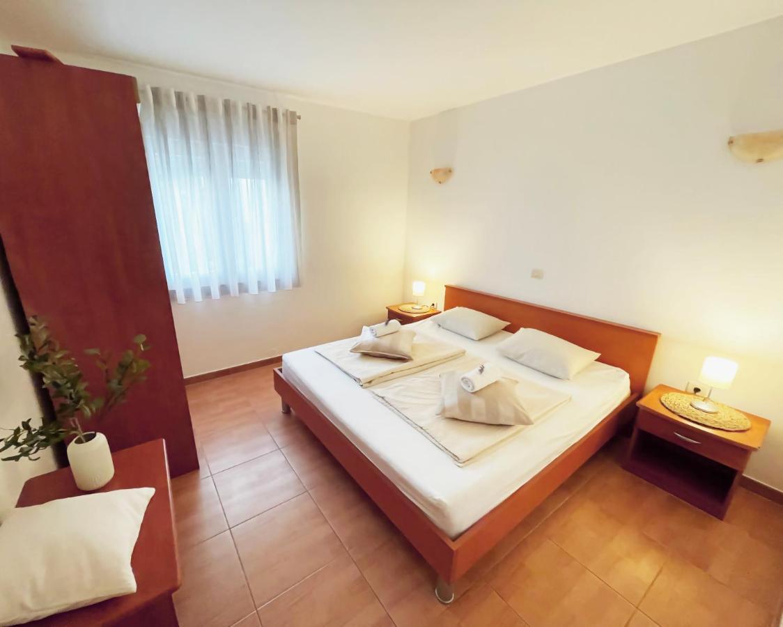 Apartments Stina Сегет Враница Екстериор снимка